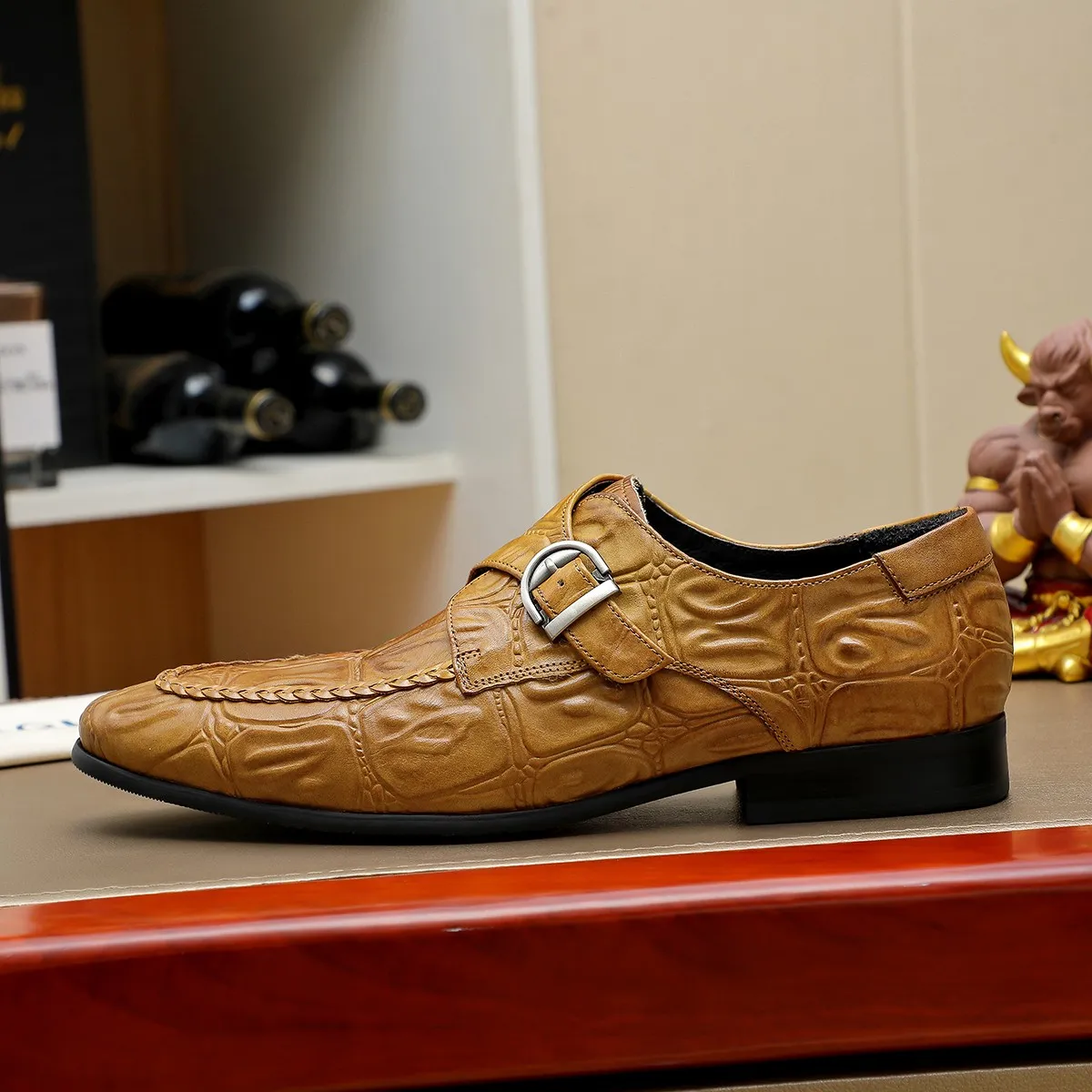 Men's shoes 💰540 💰 Louis Vuitton LV ® Autumn and Winter 🆕 models 🔛Full shoe counter First layer cowhide, 🐂leather lining casual shoes for men, super soft outsole, essential for driving. Counter synchronized original first layer cowhide completely 1:1 mold customization 🌹Top version, 2 colors optional! Number: 38-45 (37.46. Customized)